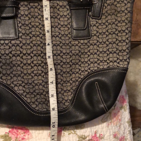 💲⚡️Coach tote L35-6383 ‼️EUC AND ROOMY AND GREAT FOR ANY OCCASIONS ‼️SALE - Picture 7 of 11